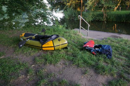 Das einsatzbereite Packraft in mein Rucksack daneben.