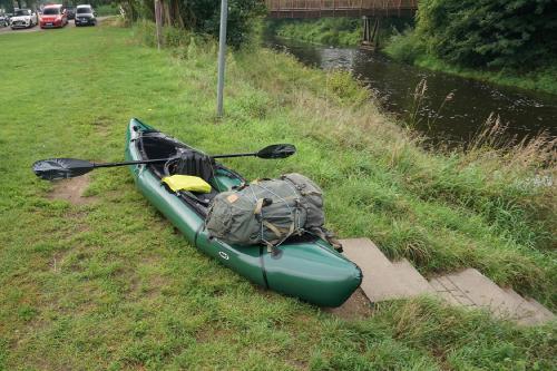 Mein Packraft an der Ems in Warendorf. Im Hintergrund die Teufelsbrücke und rechts die Treppe runter ins Wasser.