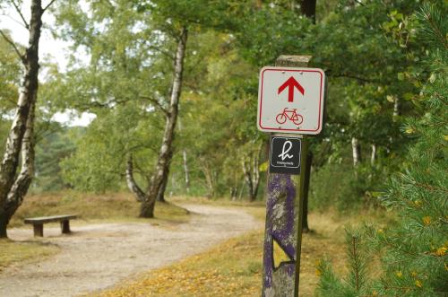 Hiking and cycling routes are often well marked, as here in the Fischbeker Heide near Hamburg.