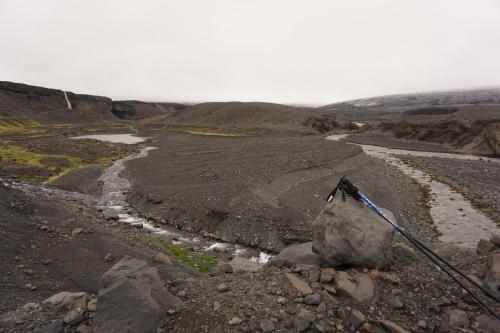 The glacier Entujökull (rear right) with the waterfall (rear left)