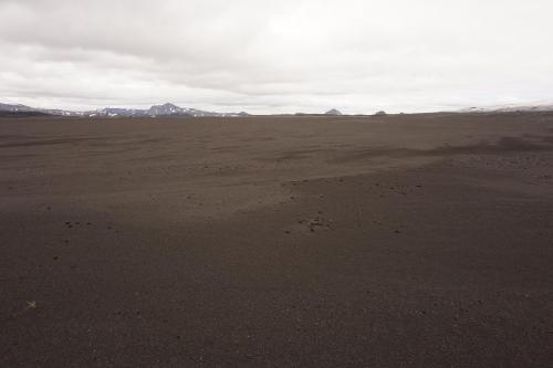 The vulcanic sand plain was – with some exceptions – very dry. At the horizon the Mælifell.
