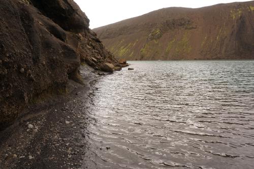 The shore of the Hólmsárlón became small very quickly, sometimes we even had to go through the water.