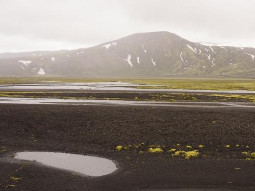 Streams, mud, quicksand and a lot of water are waiting on the northern end of the Hólmsárlón.