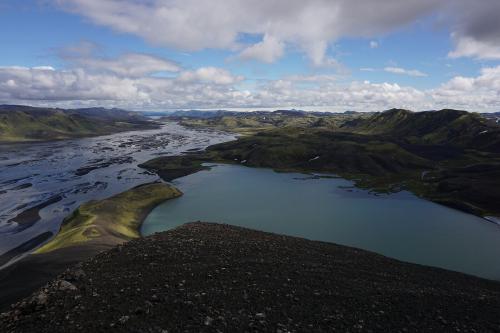 Lohnenswerter Aufstieg! Hier in die Richtung aus der wir kamen. Der weiße Bereich zwischen Wolkendecke und Horizont ist der Vatnajökull in ca. 50 km Entfernung.