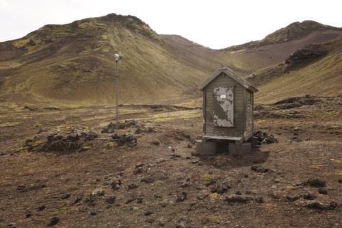 Eine kleine (eventuell inaktive?) seismologische Station am Ljótipollur.