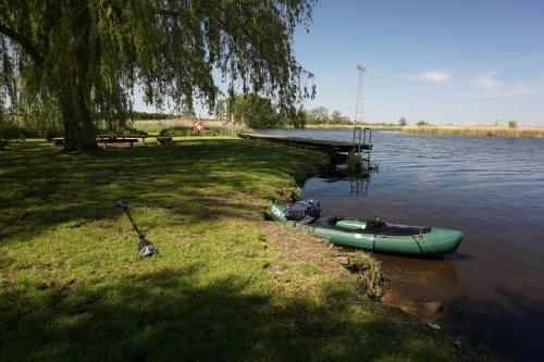 Wasserwanderrastplatz Sophienhof mit großer Wiese und vielen Sitz- und Picknickmöglichkeiten.