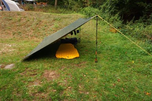 Mein Tarp mit angrenzendem Bach (hinter der Böschung rechts am Bildrand).