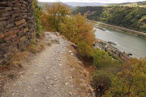 Railings and belays do not exist everywhere and sturdy footwear is often a must, as here on the Rheinsteig trail.