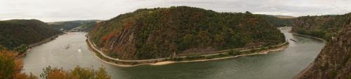 Panorama von Rossstein (links) bis Loreley (rechts).