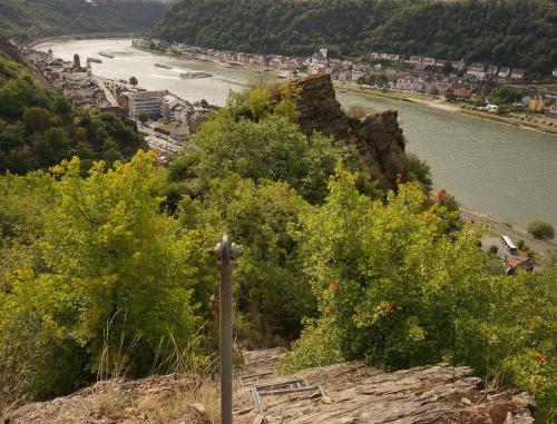 Teil des Klettersteiges zum Felsen in der Bildmitte. Im Hintergrund St. Goarshausen und St. Goar (andere Rheinseite).