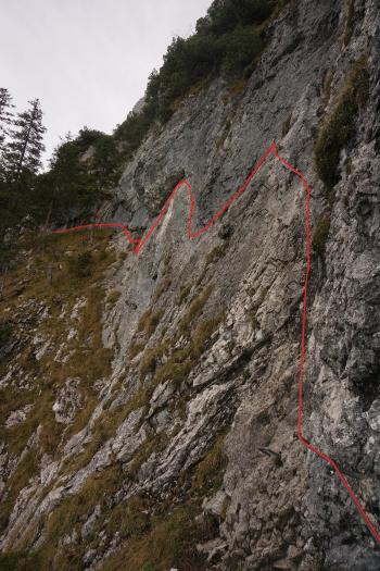 Passage entlang einer Felswand. Mit rot habe ich den Verlauf des Steigs nachgezeichnet.