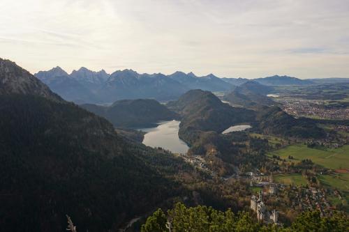 Blick Richtung Hohenschwangau und Füssen mit Alpsee (links) und Schwansee (rechts). Man kann schön sehen, dass man am Start der Alpen ist, denn nach rechts ist die Gegend recht flach.