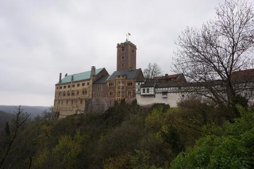 Blick auf die Wartburg mit dem Südturm in der Mitte.