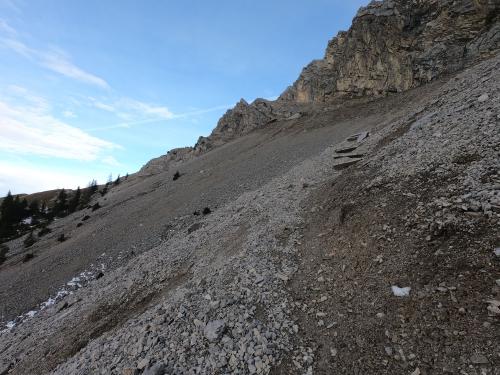 The path became really steep and stony. In the middle at the top, the well-camouflaged old middle station.